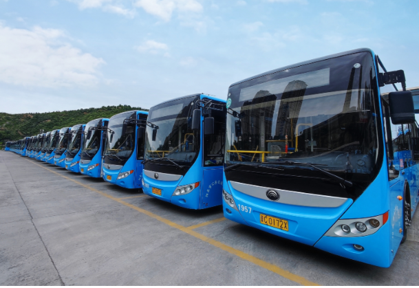 路遇大貨車輪胎起火，6路公交車駕駛員王曉春果斷施以援手 --“我車上的3個(gè)滅火器都用完了”
